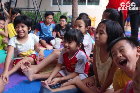 Chuyến thiện nguyện đến với những “mảnh đời thủy tinh” cùng sinh viên Đại học FPT