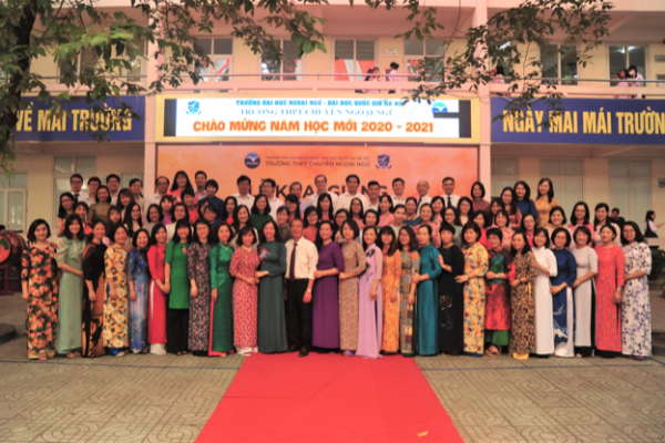 Trường THPT Chuyên Ngoại ngữ tưng bừng chào đón năm học 2020-2021