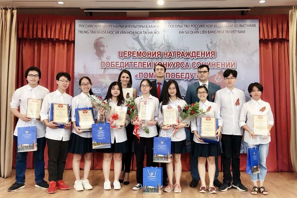 Học sinh Chuyên Ngoại ngữ giành nhiều giải thưởng tại cuộc thi “Hãy nhớ về chiến thắng”