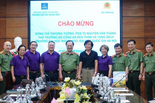 Thứ trưởng Bộ Công an Nguyễn Văn Thành thăm và tặng sách cho Trường Đại học Ngoại ngữ