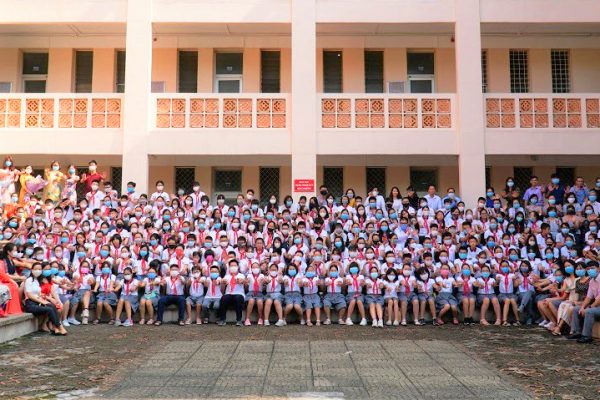 Thầy và trò Trường THCS Ngoại ngữ hân hoan trong ngày khai giảng năm học 2020 – 2021