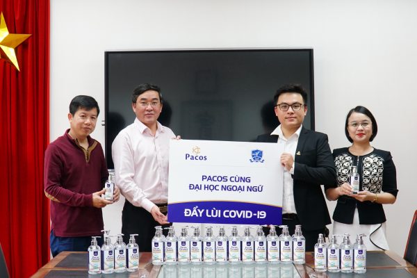 Công ty Dược Mỹ phẩm Pacos tặng nước rửa tay cho Trường Đại học Ngoại ngữ