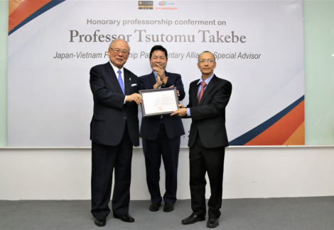 Lần đầu tiên Đại học FPT trao bằng Giáo sư Danh dự
