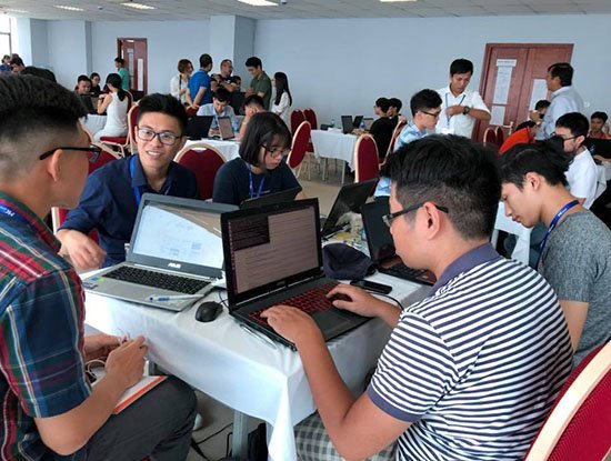 Sinh viên Đại học FPT giành giải Nhất cuộc thi lập trình Hackathon Vietnam 2018 về Smart City