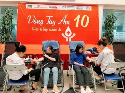 Sinh viên Đại học FPT hăng hái hiến máu tình nguyện