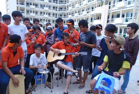 Tân sinh viên K10 học kỹ thuật hòa âm