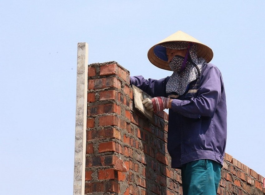 Những người lao động ngoài trời nắng nóng rất dễ bị mất nước.