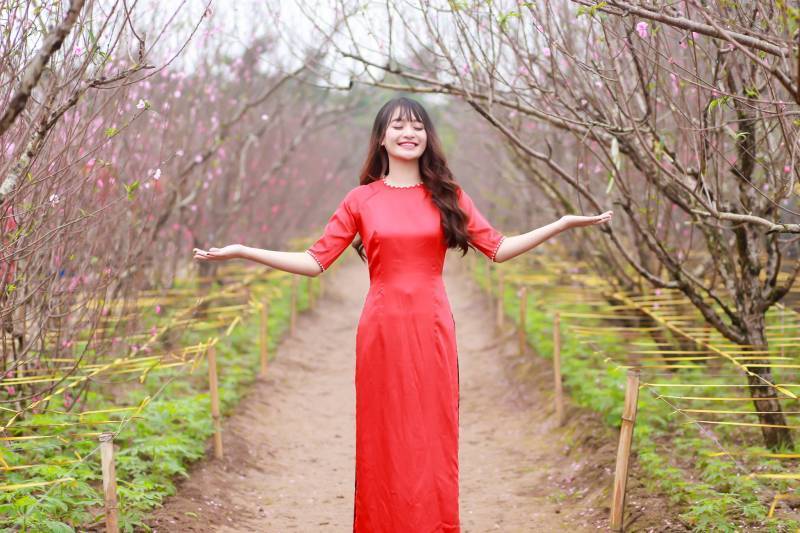 Sinh viên ĐH FPT “săn tết sớm’ cùng đào Nhật Tân