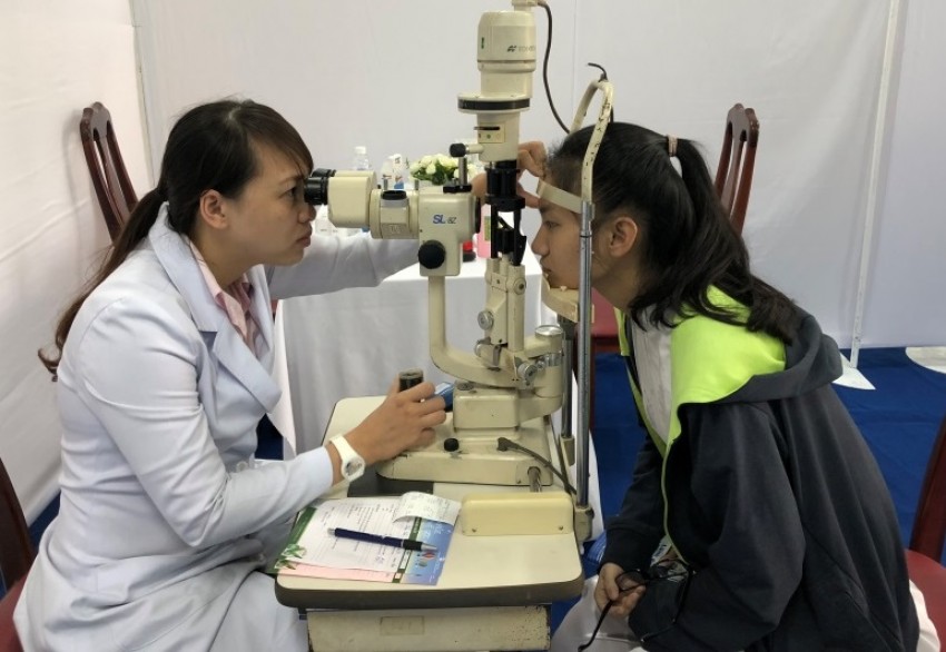 Khi trẻ có biểu hiện nhìn mờ, nhìn kém, cần đưa trẻ đi khám chuyên khoa mắt.