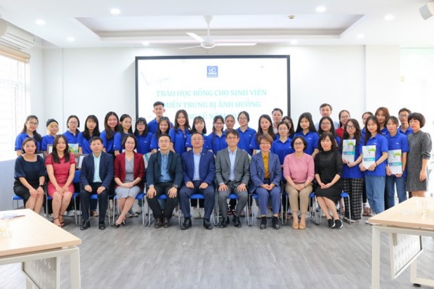 Lễ trao học bổng cho sinh viên có gia đình bị ảnh hưởng bởi lũ lụt và học bổng của Công ty Toto, Việt Nam