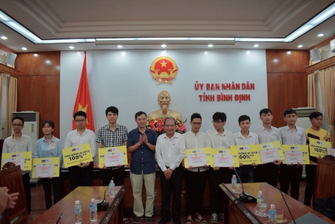 Đại học FPT ‘ươm mầm’ tiến sĩ AI cho 10 học sinh Bình Định