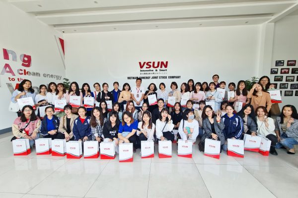 Đoàn cán bộ và sinh viên ULIS tham quan Nhà máy Vietnam Sunergy