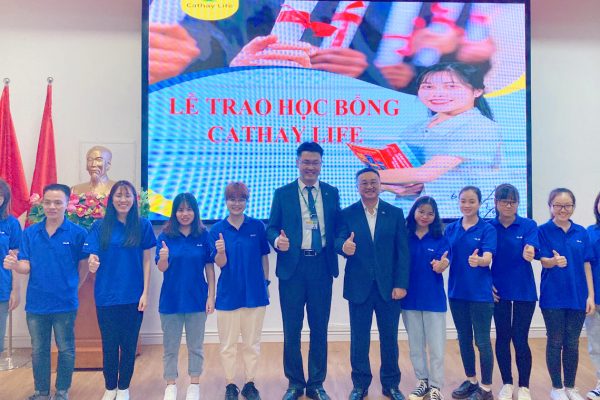 10 sinh viên ULIS được nhận học bổng “Thịnh trí thành tài cùng Cathay” năm 2020