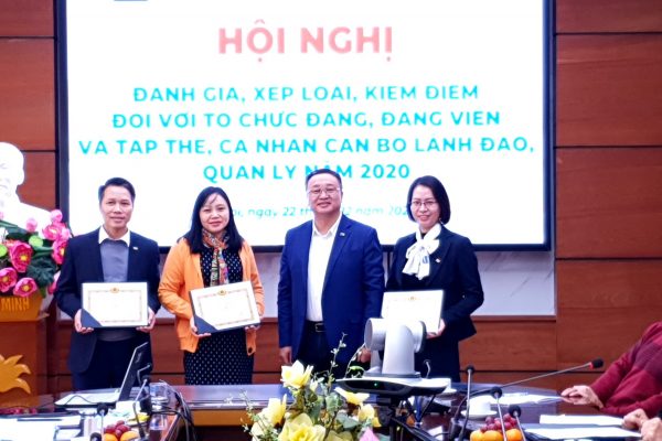 Khen thưởng 3 chi bộ đạt thành tích xuất sắc trong công tác phát triển đảng viên năm 2020