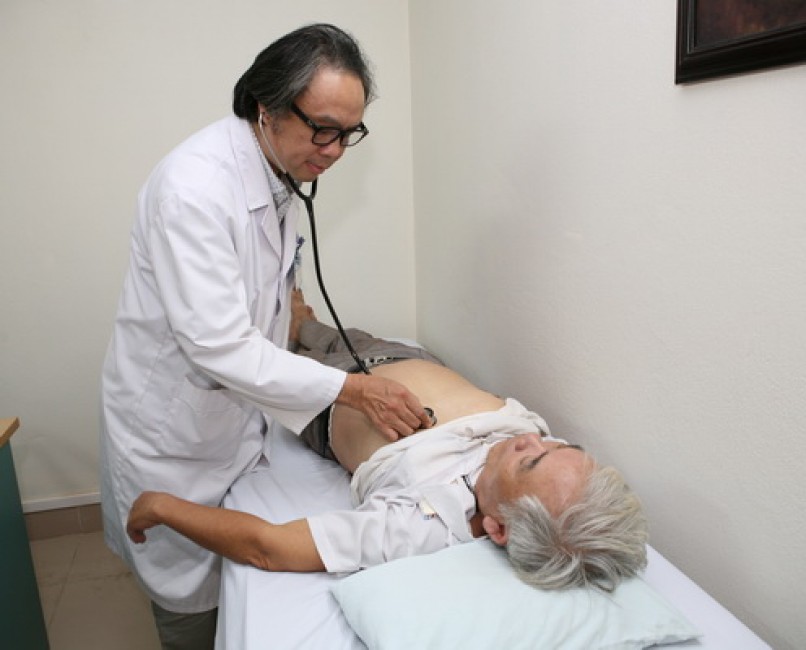 Người cao tuổi sức khỏe kém, mắc các bệnh mạn tính cần đi khám sức khỏe định kỳ để phòng các bệnh nhiễm khuẩn lúc giao mùa. Ảnh: Trần Minh