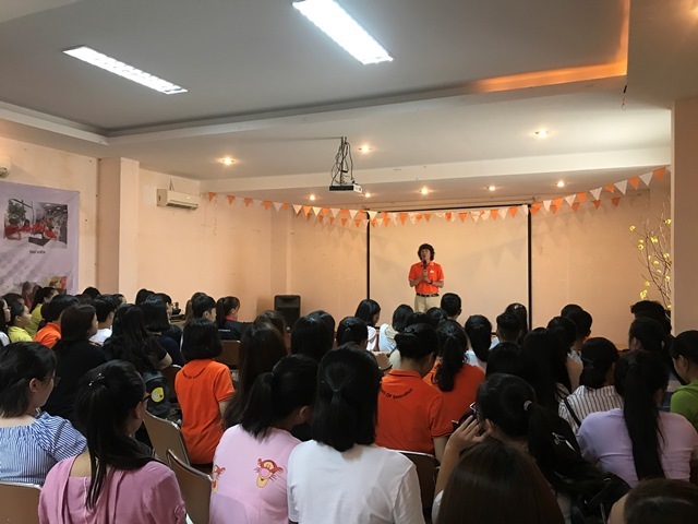 Tân sinh viên K13 tìm hiểu hoạt động các phòng ban