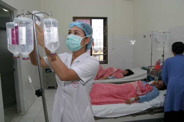 Truyền dịch khi bị sốt virus: Cẩn trọng kẻo nguy