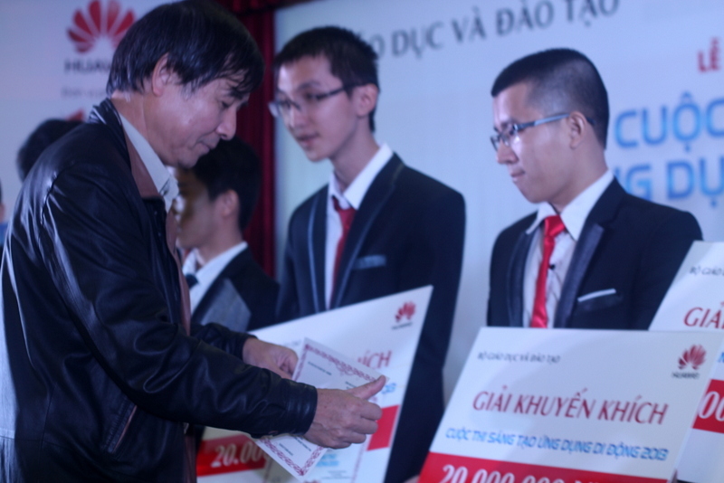 Sinh viên Đại học FPT đạt giải cao tại Cuộc thi sáng tạo ứng dụng di động