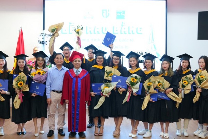 Trao bằng cử nhân cho sinh viên tốt nghiệp ngành Kinh tế – Quản lý LKQT
