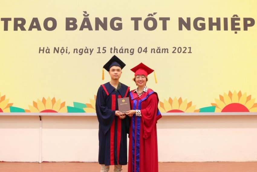 Trao bằng cử nhân cho sinh viên tốt nghiệp đợt tháng 4/2021