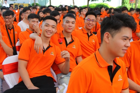 K15 phủ kín sắc cam trong Lễ khai giảng