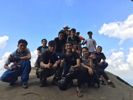 Sinh viên leo núi Bà Đen nhặt rác