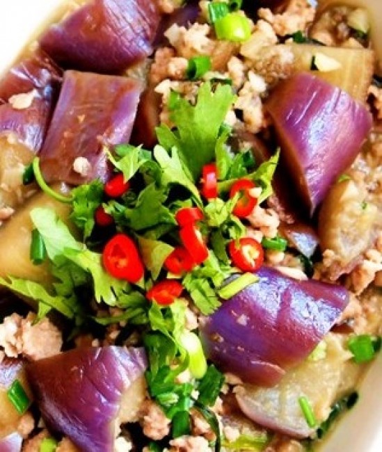 Món cà tím sốt thịt nạc băm.