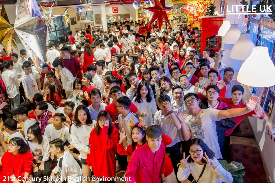 Sinh viên Đại học FPT tưng bừng nhận quà Noel sớm