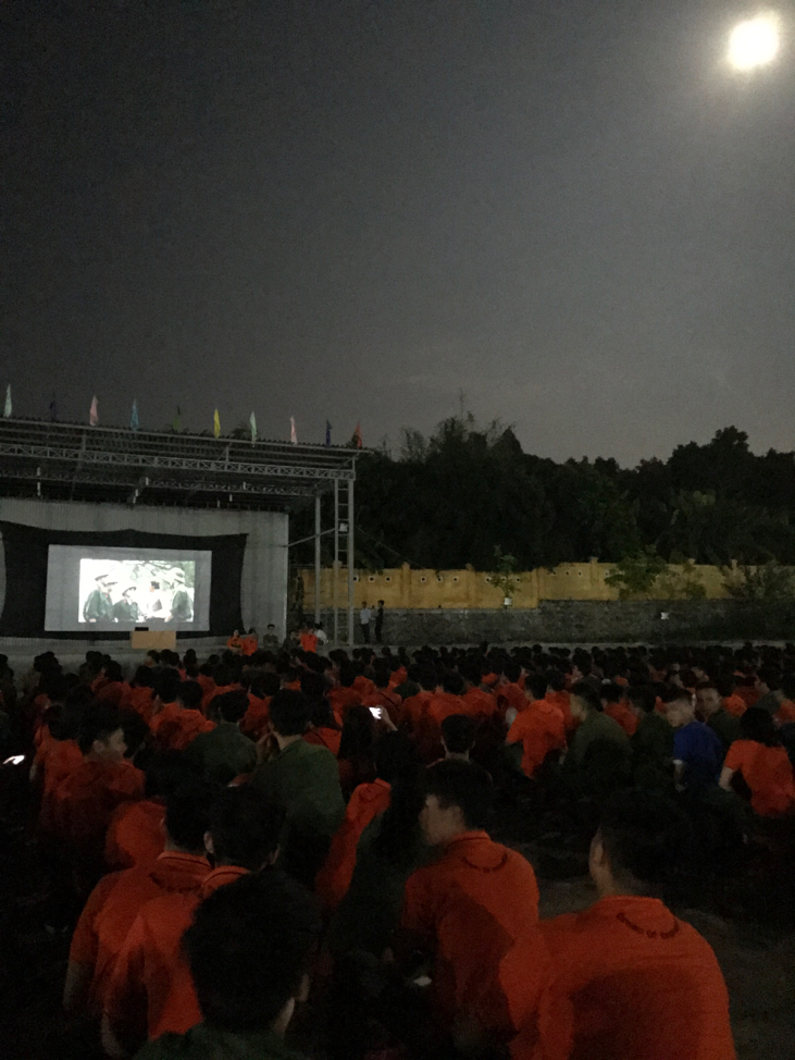 K13 thích thú xem phim tài liệu Mùi cỏ cháy