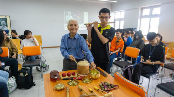 Sinh viên Đại học FPT cảm nhận nhạc cụ truyền thống cùng NSUT Trần Đức Lợi
