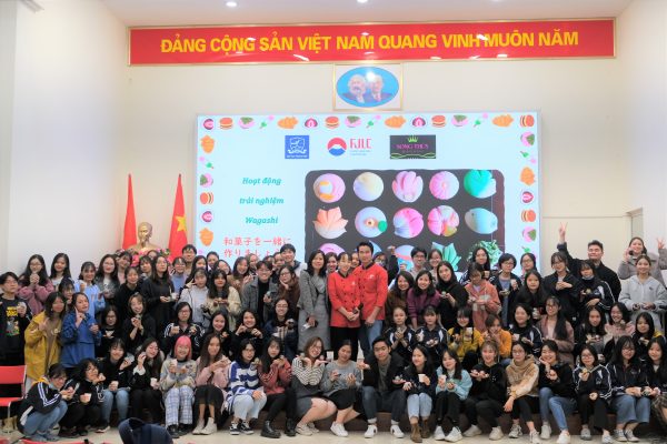Sinh viên Khoa Nhật trải nghiệm làm bánh Wagashi