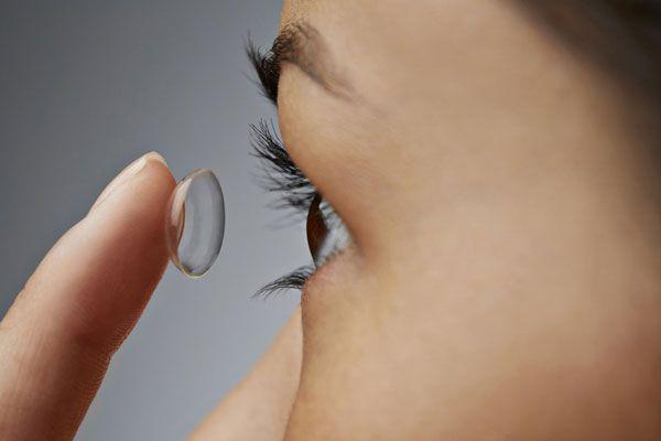 Ai có thể sử dụng kính áp tròng ban đêm?