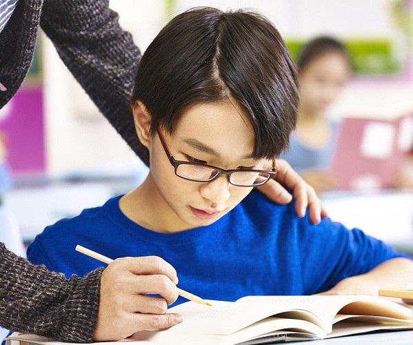 Giảm cận thị học đường: Cần sự phối hợp gia đình và nhà trường