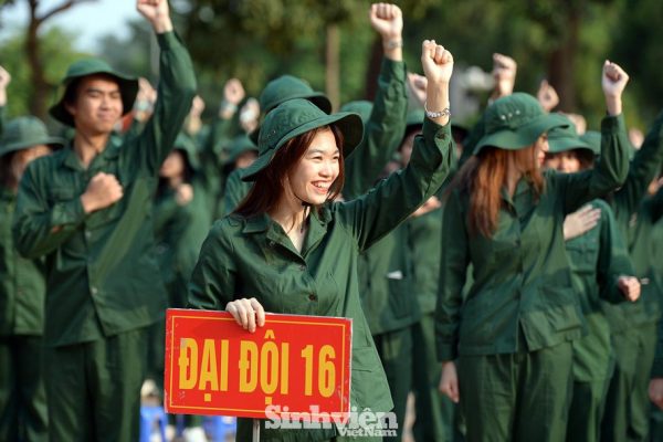 Nữ sinh ĐH Ngoại ngữ ‘catwalk’ trên thao trường