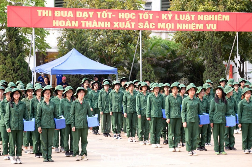 Nữ sinh ĐH Ngoại ngữ 'catwalk’ trên thao trường ảnh 11