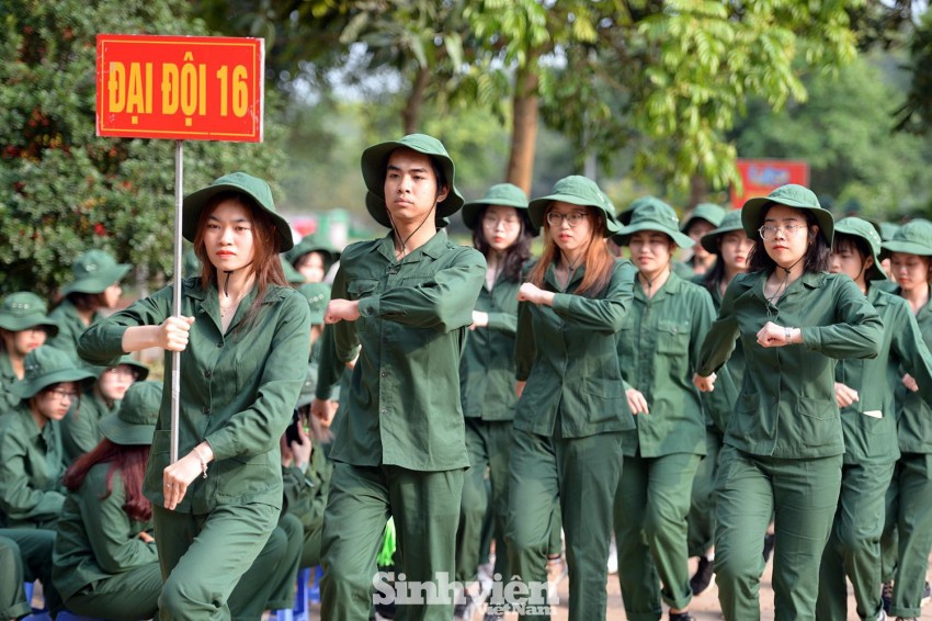 Nữ sinh ĐH Ngoại ngữ 'catwalk’ trên thao trường ảnh 1