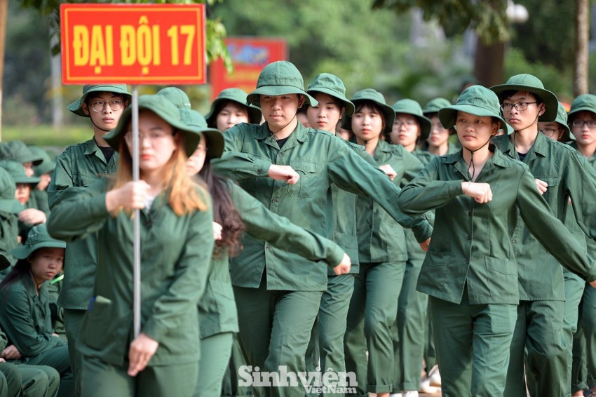 Nữ sinh ĐH Ngoại ngữ 'catwalk’ trên thao trường ảnh 4