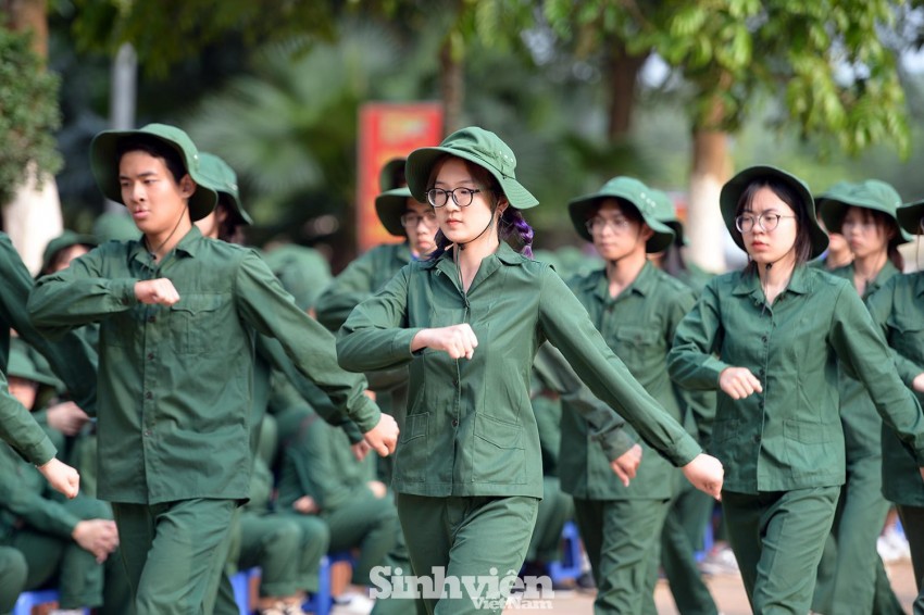 Nữ sinh ĐH Ngoại ngữ 'catwalk’ trên thao trường ảnh 3