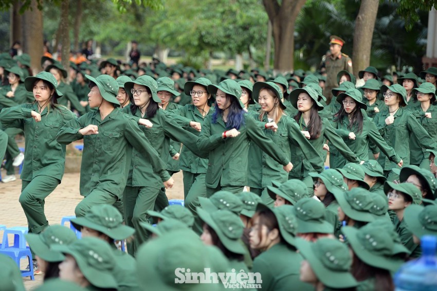 Nữ sinh ĐH Ngoại ngữ 'catwalk’ trên thao trường ảnh 5