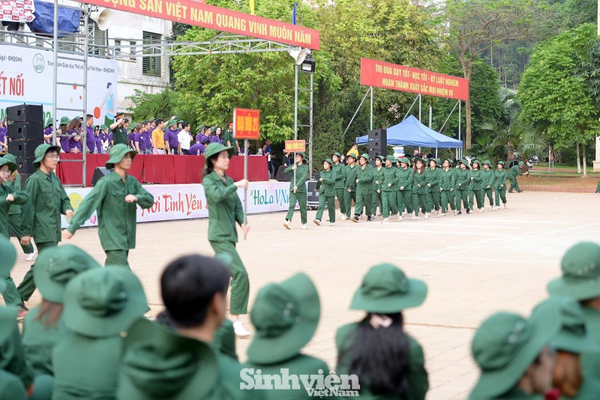 Nữ sinh ĐH Ngoại ngữ 'catwalk’ trên thao trường ảnh 9