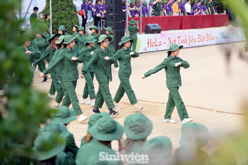 Nữ sinh ĐH Ngoại ngữ 'catwalk’ trên thao trường ảnh 2