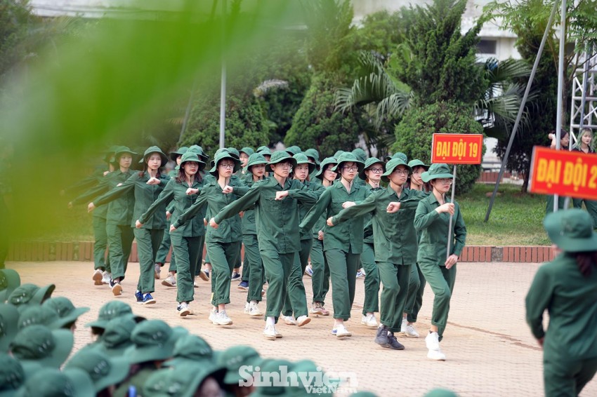 Nữ sinh ĐH Ngoại ngữ 'catwalk’ trên thao trường ảnh 8