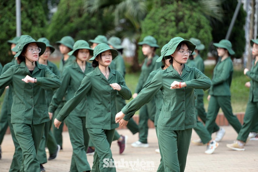 Nữ sinh ĐH Ngoại ngữ 'catwalk’ trên thao trường ảnh 6