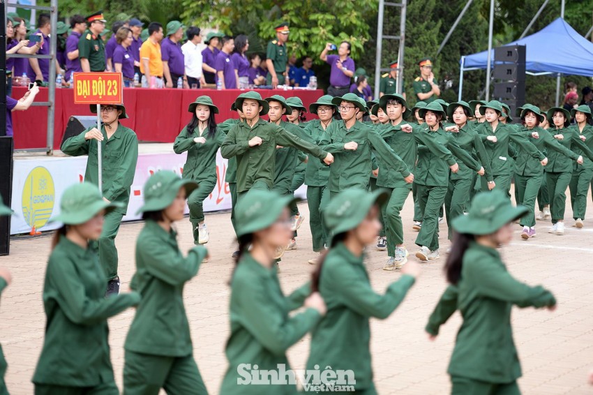 Nữ sinh ĐH Ngoại ngữ 'catwalk’ trên thao trường ảnh 7
