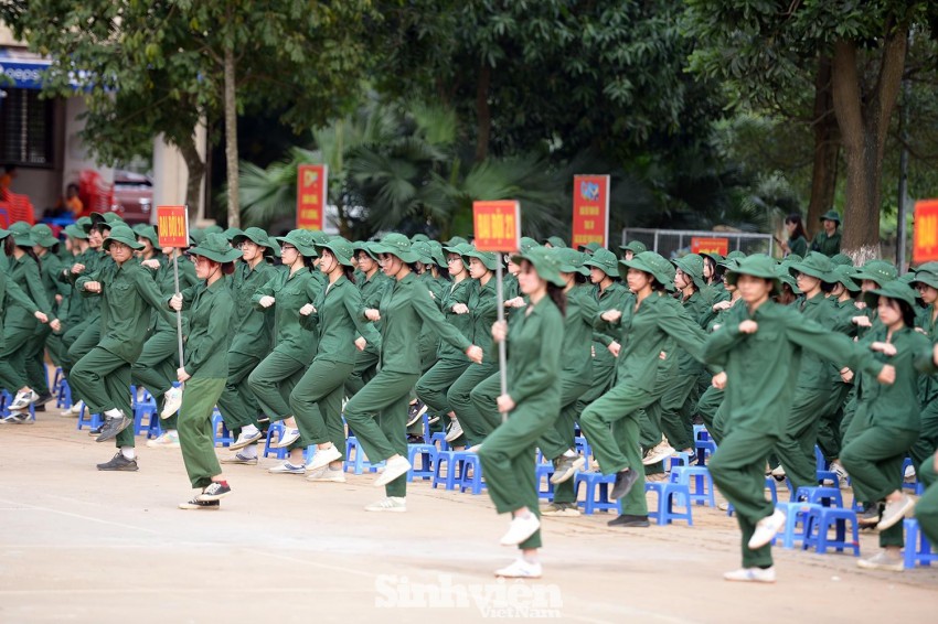 Nữ sinh ĐH Ngoại ngữ 'catwalk’ trên thao trường ảnh 12