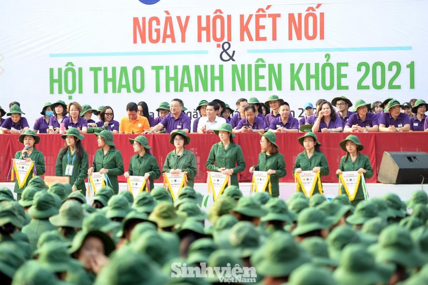 Nữ sinh ĐH Ngoại ngữ 'catwalk’ trên thao trường ảnh 10