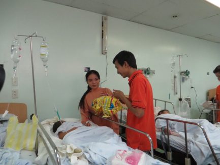 Đại học FPT thăm và tặng quà cho trẻ phẫu thuật hở hàm ếch
