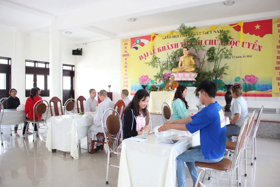 Sinh viên Đại học FPT “lên chùa” trải nghiệm