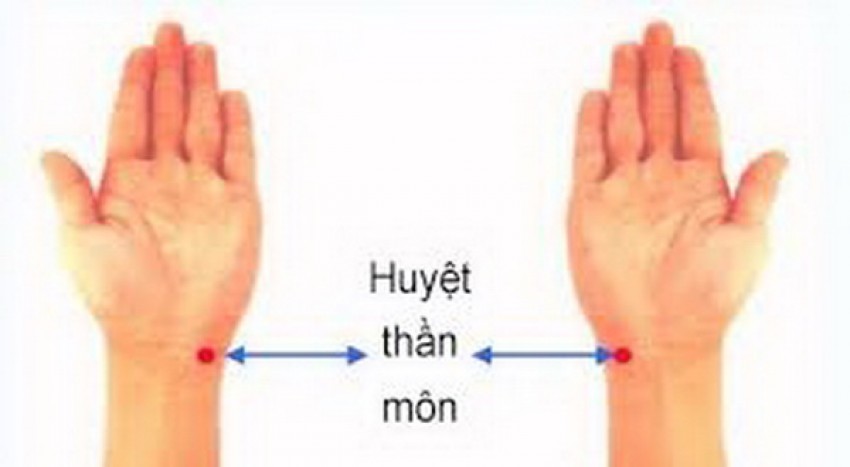 Bấm huyệt thần môn mỗi bên hơn 1 phút.