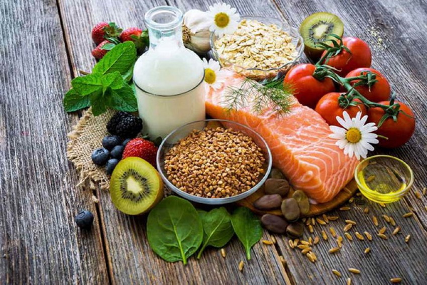 Cá hồi, tôm, rau quả tươi và các loại hạt giàu dinh dưỡng, rất tốt cho sự phát triển thể chất và trí não của trẻ.